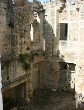 Historic buildings  for sale - provence-cote-dazur - 16th & 18th century buildings surrounding a wooded courtyard in the centre of an old village