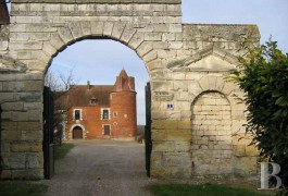 Castles / chateaux for sale - picardy - In the French department of Oise,-small 15th and 18th century castle