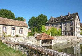 Castles / chateaux for sale - ile-de-france - Castle wing and orangerie surrounded by water-filled moats close to Montereau