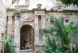 les ruines &agrave; vendre - paca - Au c�ur d�un vieux village, b&acirc;timents du 16&egrave;me au 18&egrave;me S.  entourant une cour arbor&eacute;e