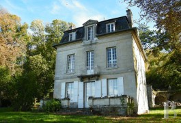 les demeures à vendre - picardie - À 100 km de Paris, « folie » 19ème S. avec parc et ruines d'un château des 13 au 17ème S.