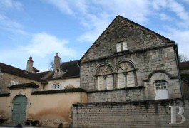 Residences for sale - burgundy - 17th century mansion house and Romanesque house,both listed on the C&ocirc;te d�Or