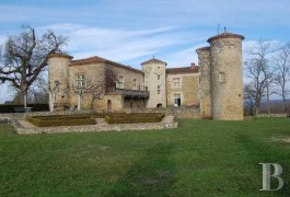 les ch�teaux &agrave; vendre - midi-pyrenees - Dans le Gers,ch&acirc;teau entre Moyen-Age et Renaissance sur 40ha