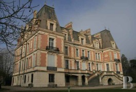 les ch�teaux &agrave; vendre - midi-pyrenees - Sur 70ha,important ch&acirc;teau de style Louis XIII. 