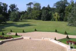 les ch�teaux &agrave; vendre - aquitaine - A 10 km du centre de Bordeaux, ch&acirc;teau 19&egrave;me S. et ses anciens chais dans un parc de 2,6 ha
