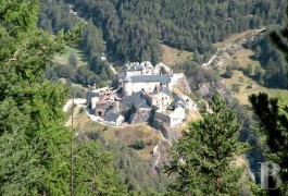 les ch�teaux &agrave; vendre - paca - Hautes-Alpes, proche de Brian&ccedil;on,- importante citadelle MH d�origine m&eacute;di&eacute;vale

