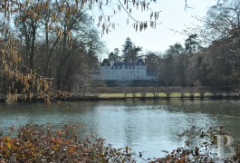 Residences for sale - center-val-de-loire - 17th century, listed residence in 5 ha (12.4 acres) of parklands and French formal gardens 