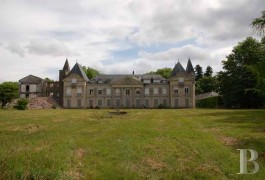 les ch�teaux &agrave; vendre - pays-de-loire - Aux portes de Nantes, important ch&acirc;teau Louis XVI et ses d&eacute;pendances sur 16 ha, &agrave; restaurer