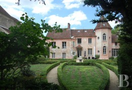 les manoirs &agrave; vendre - ile-de-france - A 40kms de Paris,-petit manoir de ville et ses d&eacute;pendances