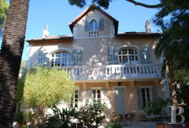 les demeures &agrave; vendre - paca - &Agrave; l'Est de Toulon, dans un quartier r&eacute;sidentiel, maison divis&eacute;e en deux appartements
