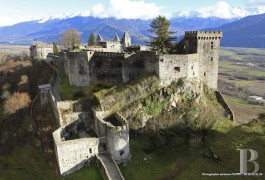 les ruines &agrave; vendre - rhone-alpes - Entre Chambery et Albertville,
imposant ch&acirc;teau-forteresse d�origine m&eacute;di&eacute;vale

