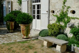 les maisons de village &agrave; vendre - poitou-charentes - Au c�ur d�une cit&eacute; m&eacute;di&eacute;vale en Charente,-maison noble du 15&egrave;me S.