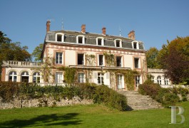 les ch�teaux &agrave; vendre - ile-de-france - A 50 kilom&egrave;tres au sud-est de Paris,-ch&acirc;teau de village du 18&egrave;me S. 