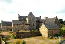 les manoirs &agrave; vendre - bretagne - Haut Finist&egrave;re, manoir du 16 S. 
et ses nombreuses d&eacute;pendances
