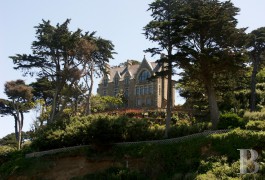 les manoirs &agrave; vendre - bretagne - Perros Guirec, important manoir et ses d&eacute;pendances sur 1,2 ha. Acc&egrave;s direct &agrave; la plage.