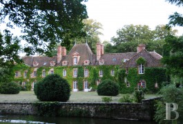 les ch�teaux &agrave; vendre - ile-de-france - En Seine-et-Marne, ch&acirc;teau de style Louis XIII et manoir du 19&egrave;me S. sur 6 hectares