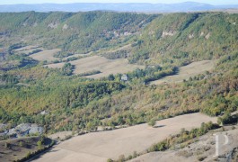 les maisons de caract�re &agrave; vendre - midi-pyrenees - Parc des Grand Causses, au coeur d'un domaine de 42ha, repaire noble
