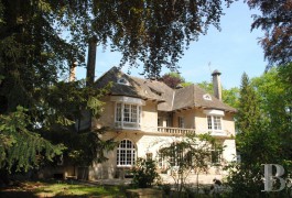 Manors for sale - picardy - Approx. 90 minutes from Paris in Picardy, early 20th century manor with parklands and lake 