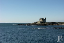 les ch�teaux &agrave; vendre - bretagne - Quiberon,-un ch&acirc;teau et la mer