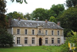 Castles / chateaux for sale - picardy - A 100 km de Paris, ch&acirc;teau-prieur&eacute;, parc, &eacute;tang, et d&eacute;pendances des 13 au 19&egrave;me S.
