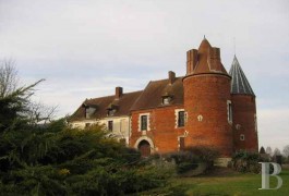 Castles / chateaux for sale - picardy - Small 15th and 18th century castle -in the French department of Oise