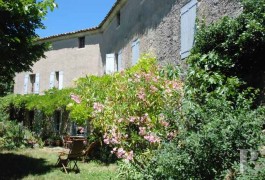 les mas &agrave; vendre - languedoc-roussillon - A Uz&egrave;s,-mas avec terrain constructible 