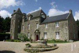les monuments historiques &agrave; vendre - bretagne - Dans le Finist&egrave;re, sur 40ha, manoir du 17&egrave;me S. inscrit MH et ses d&eacute;pendances


