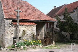 les maisons de caract�re &agrave; vendre - bourgogne - Dans un petit village m&eacute;di&eacute;val bourguignon,-une maison de vigneron 