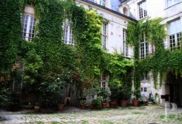 ile-de-france - Two-storey 210 m&sup2; (2,260 sq ft) flat- in the Place des Vosges
