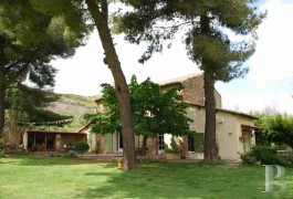 Traditional Provencal cottages & farmhouses for sale - provence-cote-dazur - Small, 19th century, traditional Provencal farmhouse by the side of a lake