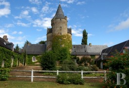 les ch�teaux &agrave; vendre - aquitaine - En lisi&egrave;re de village, sur 11 Ha,-ch&acirc;teau inscrit MH avec d&eacute;pendances