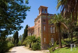 les ch�teaux &agrave; vendre - paca - Entre Hy&egrave;res et le cap B&eacute;nat,-vue mer pour 7600 m2 de b&acirc;tis sur 10 ha