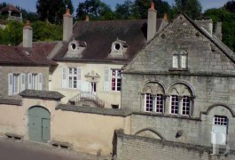Residences for sale - burgundy - 17th century mansion house and Romanesque house,both listed on the Côte d’Or