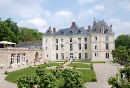 les ch�teaux &agrave; vendre - ile-de-france - A 47 km de Paris- important ch&acirc;teau &agrave; usage professionnel