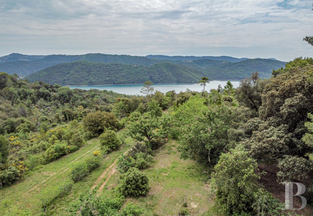demeures à vendre - paca - À la lisière du lac de Saint-Cassien, un domaine avec sa maison du 18e s., sa bergerie et sa forêt de 65 ha