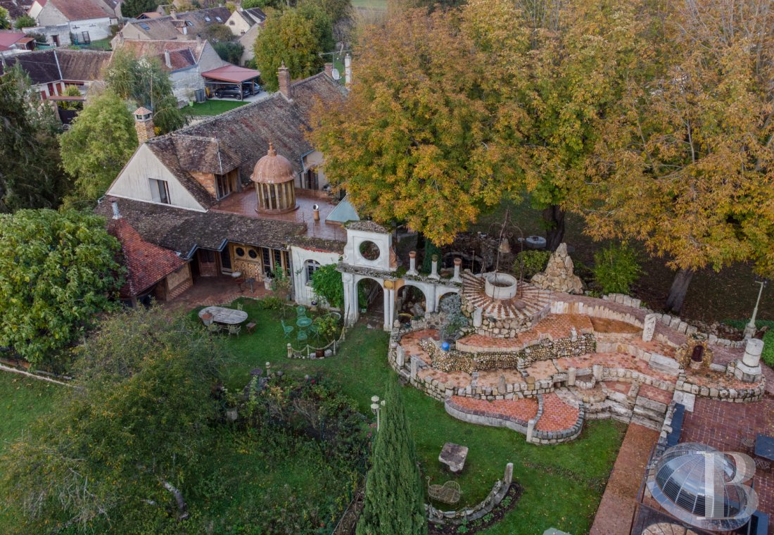 maisons de caractère à vendre - bourgogne - Dans un village du nord de l'Yonne à 100 km de Paris, deux maisons  et un jardin transformés en un lieu atypique par un artiste