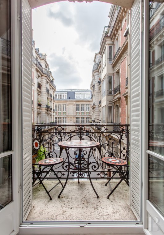appartements à vendre - paris - Dans le 9e arrondissement, proche de la rue des Martyrs, au fond d’une impasse, un appartement de 113 m² avec trois chambres et un balcon