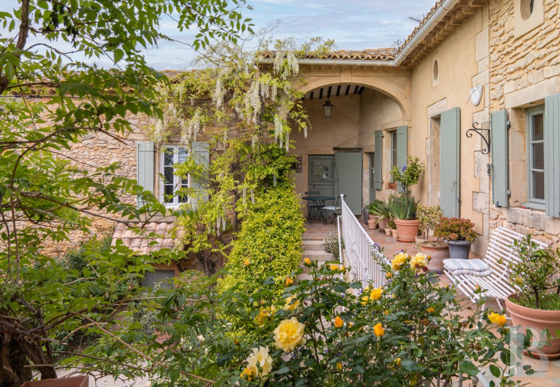 maisons de caractère à vendre - languedoc-roussillon - À Sabran, dans le Gard provençal, un ancien clos de ferme dans un hameau, ses cours, son jardin et sa chapelle