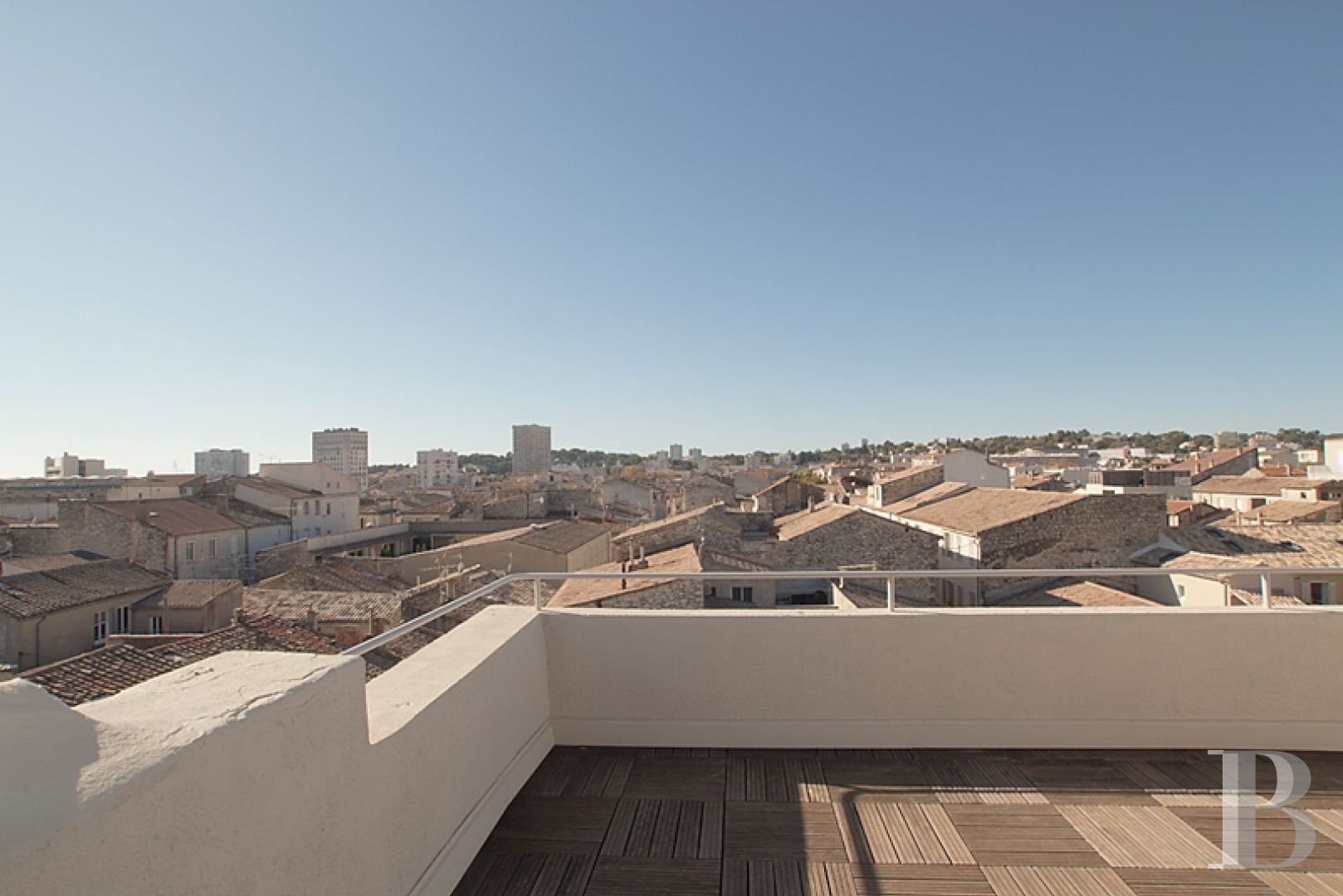 A flat in a listed mansion house in a dominant position on all sides in the centre of the