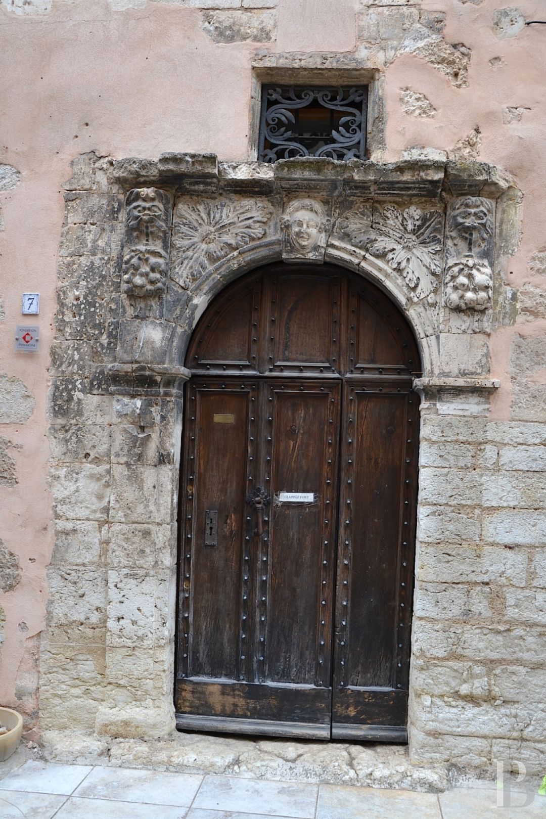 Mansion houses for sale in France provence between aix en provence and