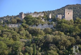les ruines &agrave; vendre - paca - Dans le Lub&eacute;ron, bail emphyt&eacute;otique des ruines d'une forteresse du 12e S. class&eacute;e MH