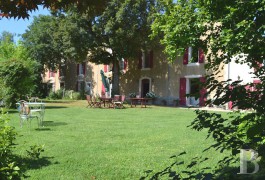 les demeures &agrave; vendre - aquitaine - En bordure de rivi&egrave;re, demeure de village avec d&eacute;pendances et jardin