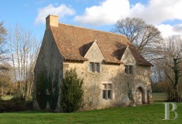 Character houses for sale - pays-de-loire - In the French department of Sarthe, an early 15th century, listed manor house with water-filled moats