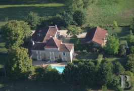Character houses for sale - aquitaine - A Gascony residence and its dovecote roof
on the side of a lake