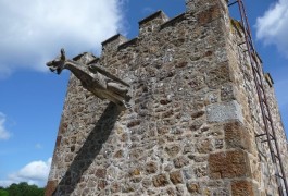 Castles / chateaux for sale - lower-normandy - Dominant la "Suisse Normande",
saisissant petit ch&acirc;teau du 13&egrave;me si&egrave;cle