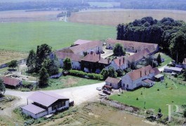 les propri�t�s �questres &agrave; vendre - ile-de-france - Proximit&eacute; de Paris et Chantilly, en cour carr&eacute;e sur 7 ha, 8 logements, 7 &eacute;curies,  30 boxes 