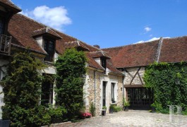 les corps de ferme &agrave; vendre - picardie - A 70 km de Paris, proche Chantilly,-
ferme du 18e S., jardin et d&eacute;pendances 
