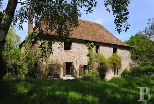 Character houses for sale - picardy - In the Bray region, 63 miles from Paris, a 15th century, fortified, medieval house