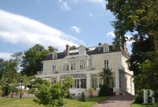 Castles / chateaux for sale - ile-de-france - In south Seine-et-Marne, a Mansard-style chateau and its outbuildings 