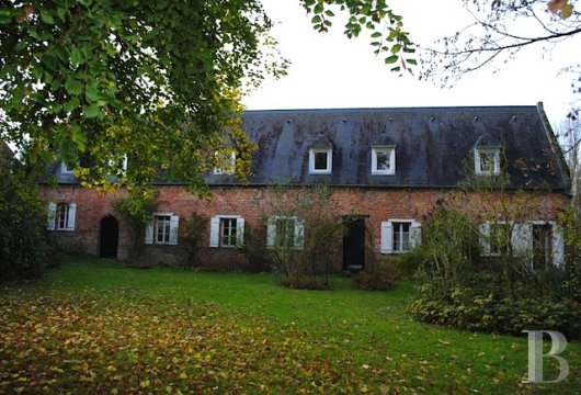 les manoirs &agrave; vendre - picardie - A 120 km de Paris, en pays de Bray,-
manoir du 17&egrave;me S. et sa grange am&eacute;nag&eacute;e 